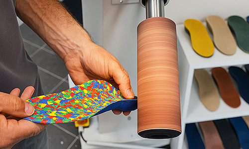 Individuelle orthopädische Schuheinlage wird maschinell bearbeitet und angepasst