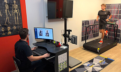 Ganganalyse auf einem Laufband mit Messsystem in einem Therapieraum